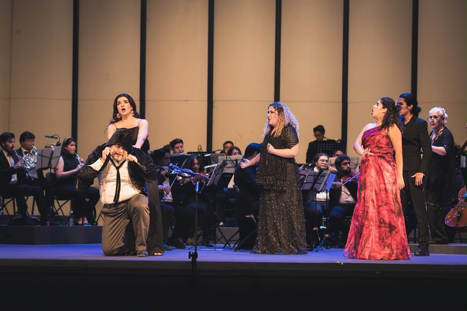 Producción de ópera con orquesta en vivo y elenco completo en escena