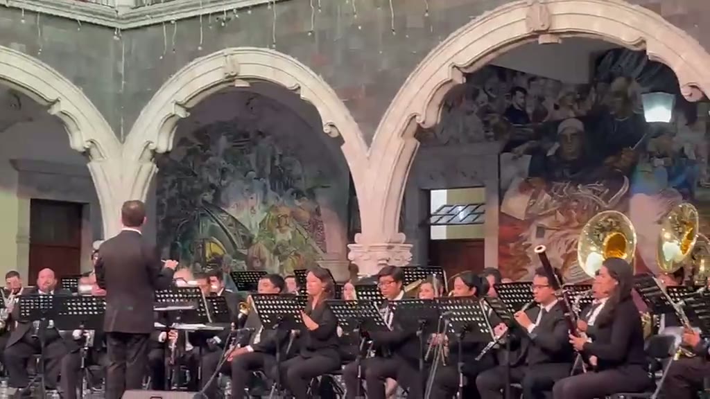 Presentación en vivo en un recinto histórico con orquesta y coro