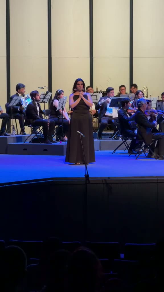 Stefany Cruz-Chousal durante una presentación en vivo con orquesta
