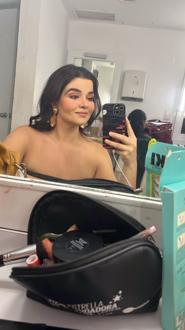 Stefany Cruz-Chousal en el camerino antes de una función