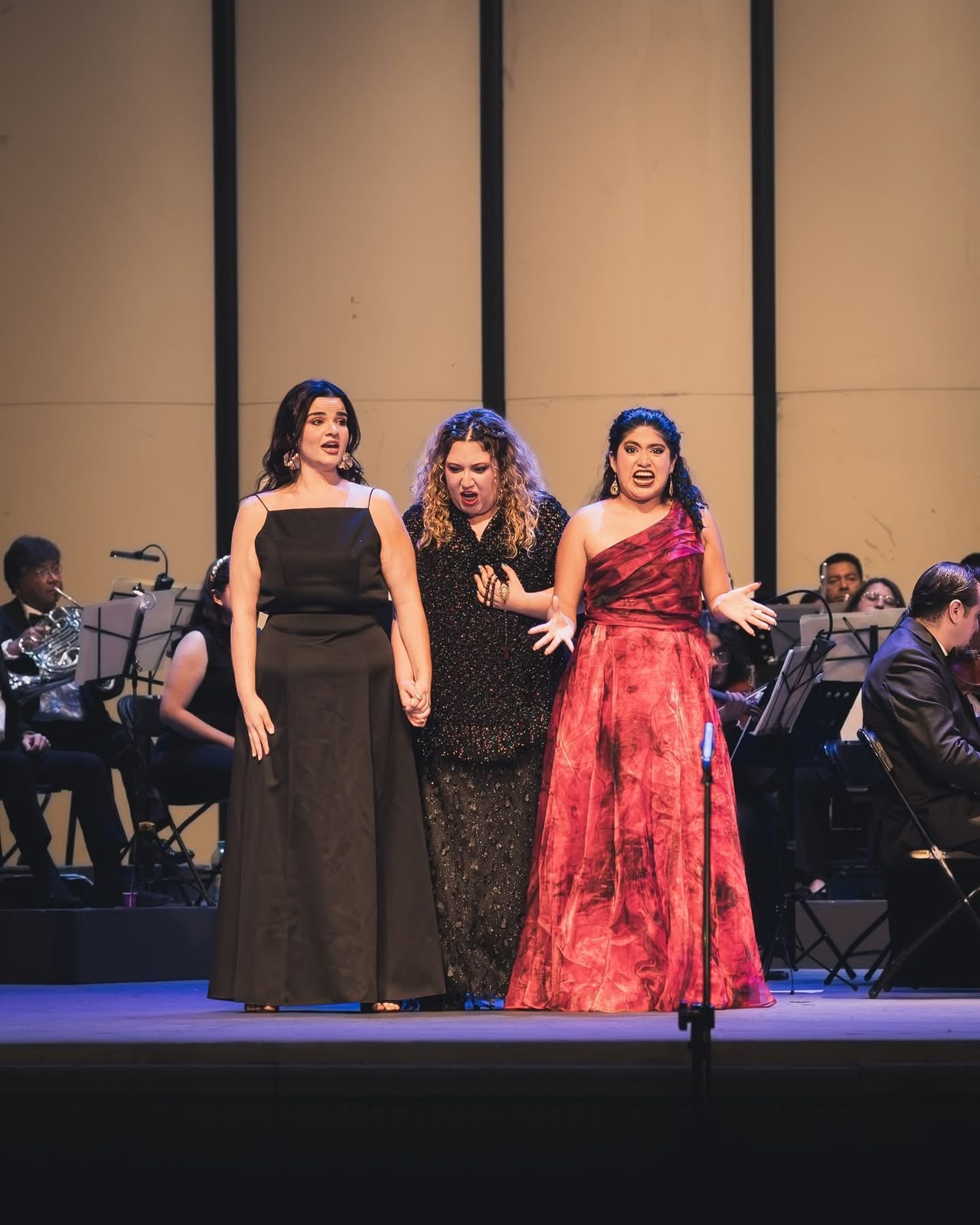 Stefany cantando en escena junto a otras dos intérpretes