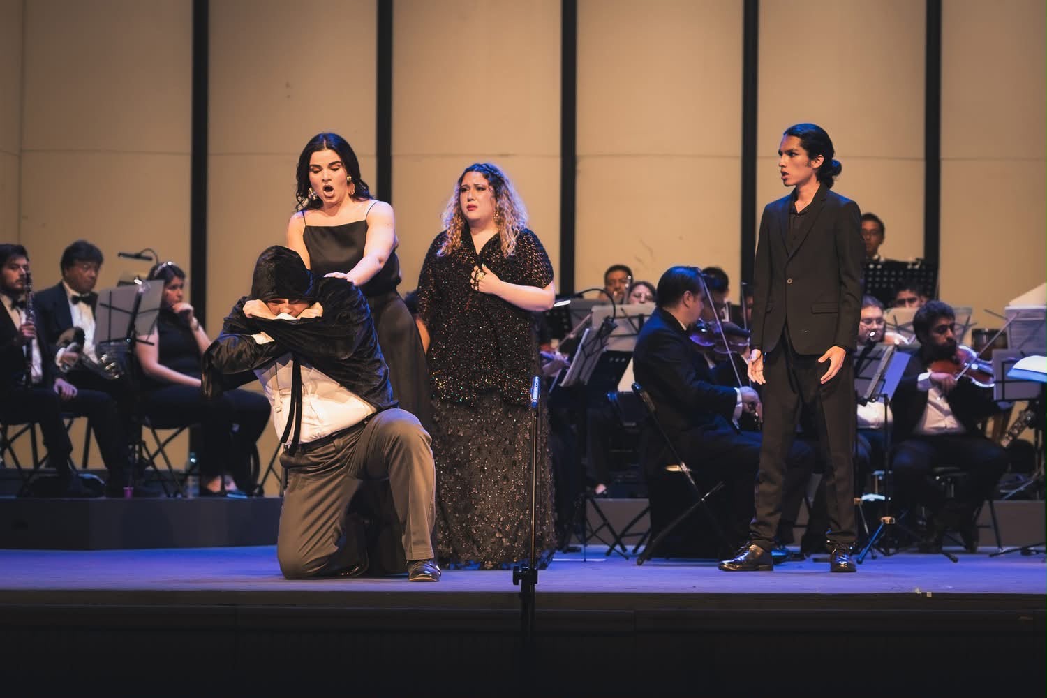 Escena dramática de ópera con Stefany Cruz-Chousal y el elenco