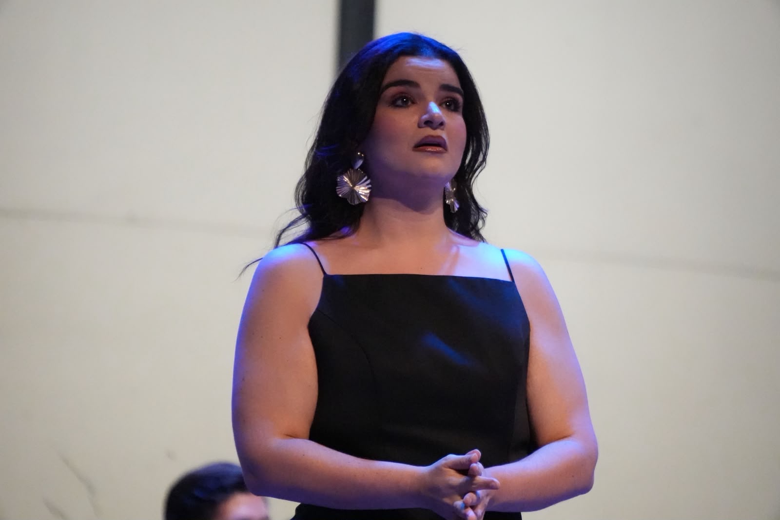 Retrato de Stefany Cruz-Chousal en escena bajo luz azul