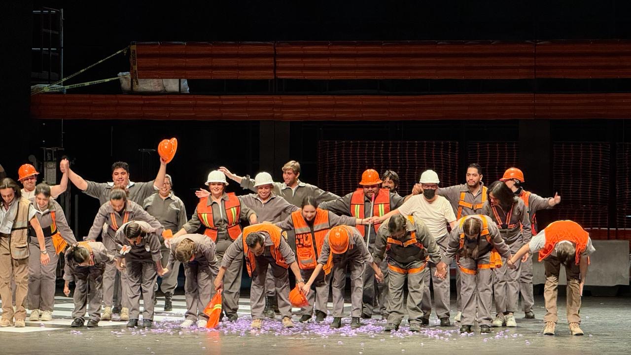 Reverencia final del elenco tras una función de ópera