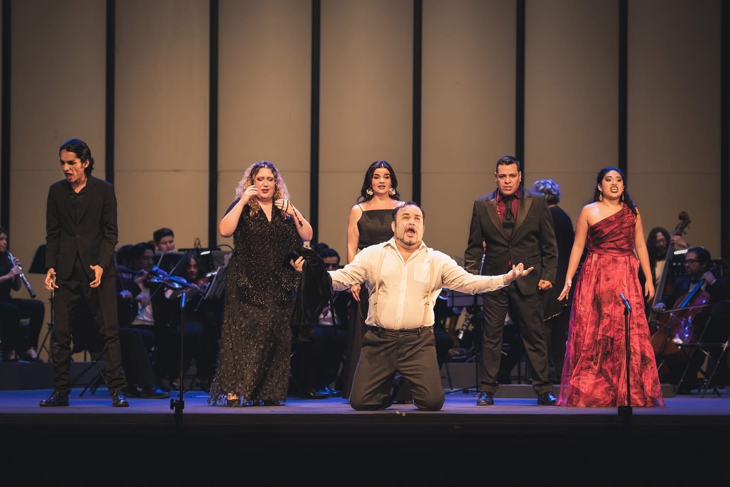 Stefany Cruz-Chousal en escena junto al elenco durante una producción operística