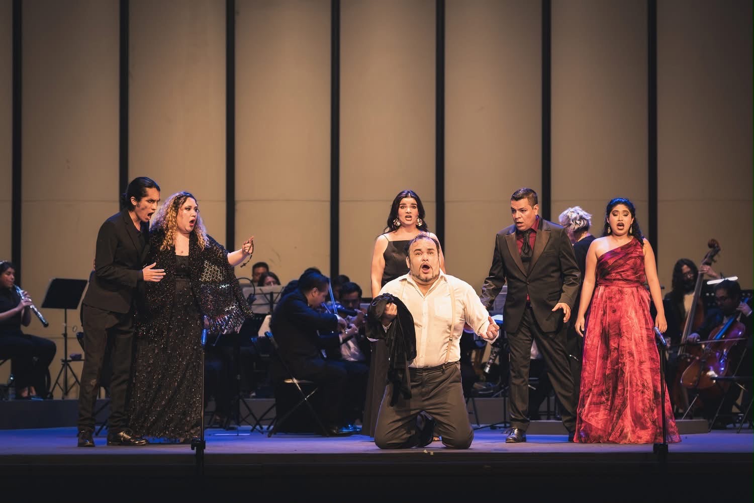 Escena de ópera con elenco caracterizado sobre el escenario